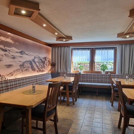 Gasthof Pension Santeler Sankt Leonhard im Pitztal Bagian luar foto
